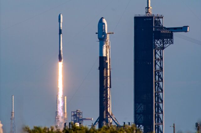 Un cohete SpaceX Falcon 9 despega el 14 de febrero con satélites para la Agencia de Defensa de Misiles del ejército estadounidense.  En primer plano, otro Falcon 9 espera su lanzamiento.