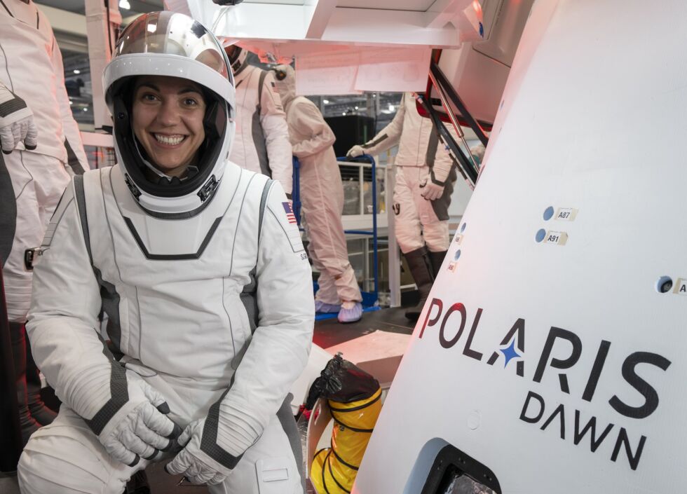 Astronot Polaris Dawn dan insinyur SpaceX Sarah Gillies memamerkan pakaian antariksa baru mereka.