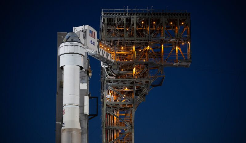 Космічний корабель Boeing Старлайнер на вершині своєї ракети Atlas V на стартовому майданчику на початку цього місяця.