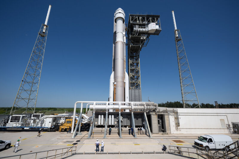 Nava spațială Starliner a lui Boeing se află deasupra unei rachete United Launch Alliance Atlas V la Stația Forțelor Spațiale Cape Canaveral, Florida.