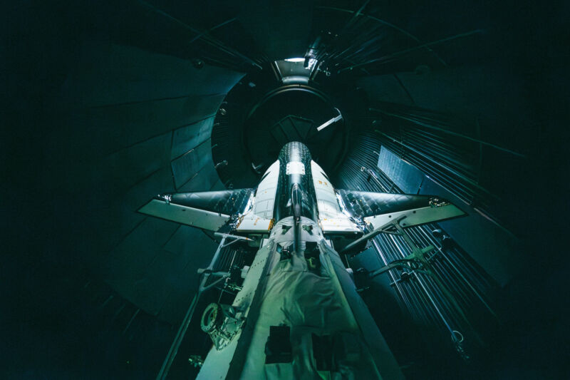 El avión espacial Dream Chaser de Sierra Space dentro de una cámara de pruebas de la NASA en Ohio.