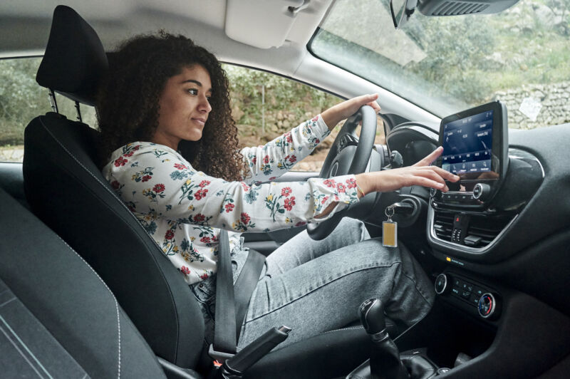 Mujer usando radio digital en el coche