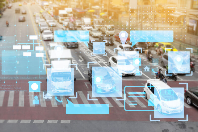Una imagen de automóviles en el tráfico, con cuadros delimitadores generados por computadora sobre cada uno, que representan la idea de recopilación de datos.