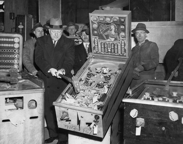 El comisionado de policía de Nueva York, William O'Brien, destruye una máquina de pinball como parte de una ofensiva en toda la ciudad. "dispositivos de juego" en 1949.