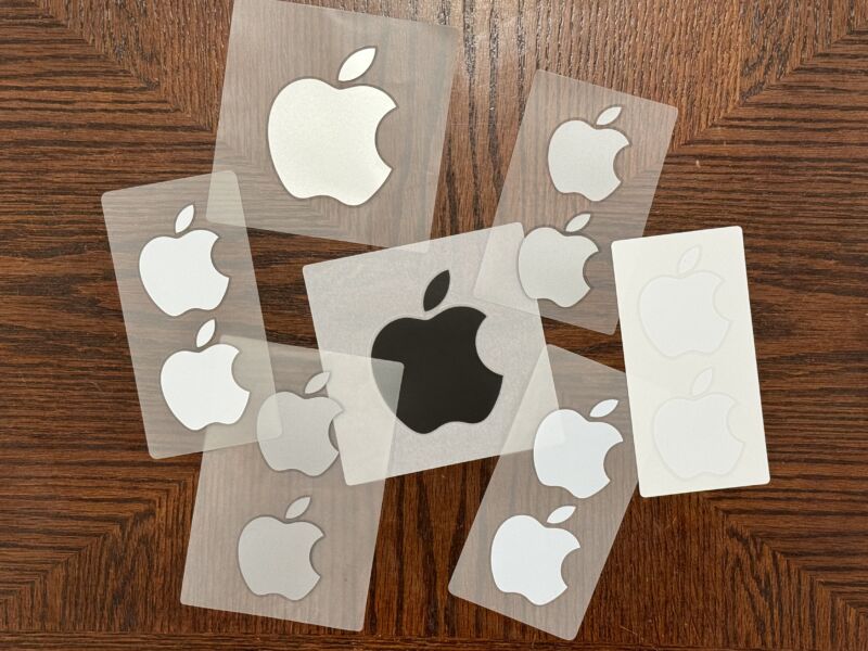 Muchas pegatinas de Apple diferentes de muchos productos y épocas diferentes. 