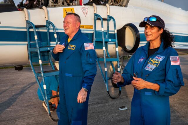 Dowódca Starlinera Butch Wilmore i pilot Sonny Williams powrócili do Centrum Kosmicznego im. Kennedy'ego na początku tego tygodnia, aby przygotować się do startu.