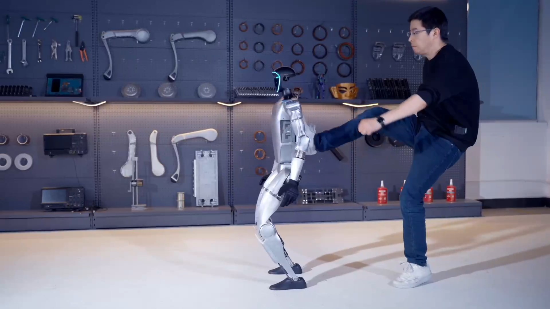 Теперь вы можете купить робота-гуманоида высотой 4 фута за 16 тысяч долларов.