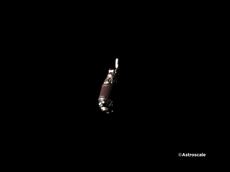 Esta imagen capturada por el satélite ADRAS-J de Astroscale muestra la etapa superior descartada de un cohete japonés H-IIA.