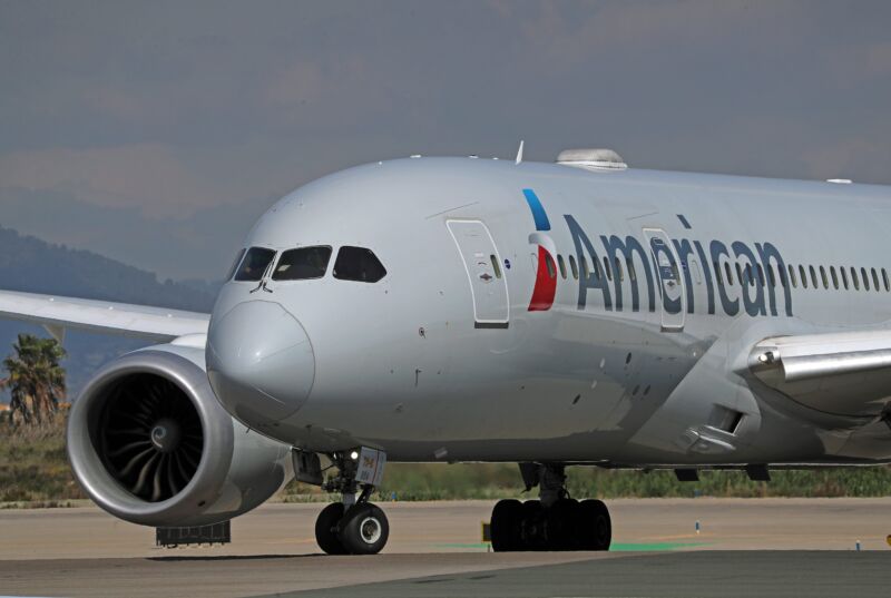 An American Airlines Boeing 787-8 Dreamliner on a runway.