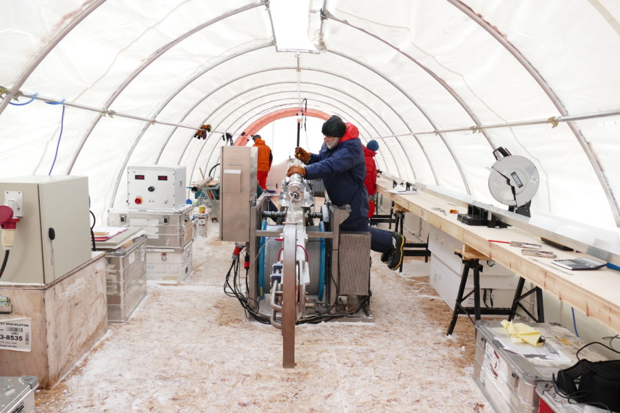 Una tienda de campaña sobre el hielo antártico donde el núcleo se corta en segmentos para su envío.
