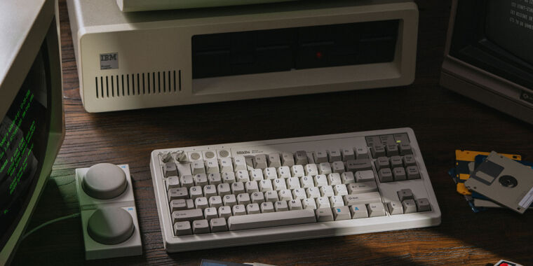 Die mechanische Tastatur 8BitDo M Edition ist eine modernisierte Version des M-Modells von IBM