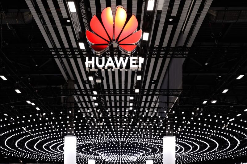 Un gran cartel de Huawei cuelga sobre una sala de exposiciones y conferencias.