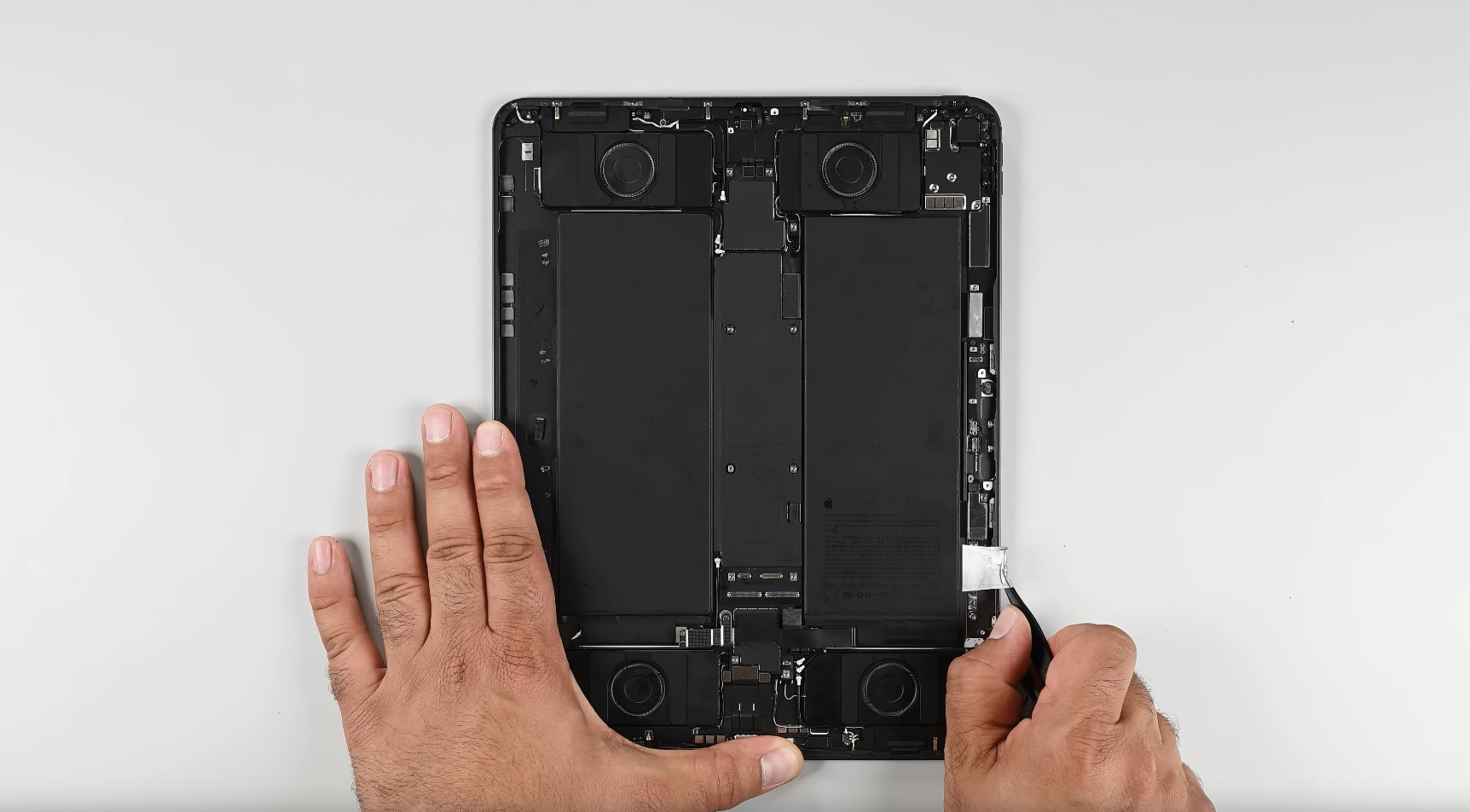 При разборе iPad Pro M4 обнаружен аккумулятор, к которому легче получить доступ, и проблески дизайна Tandem OLED