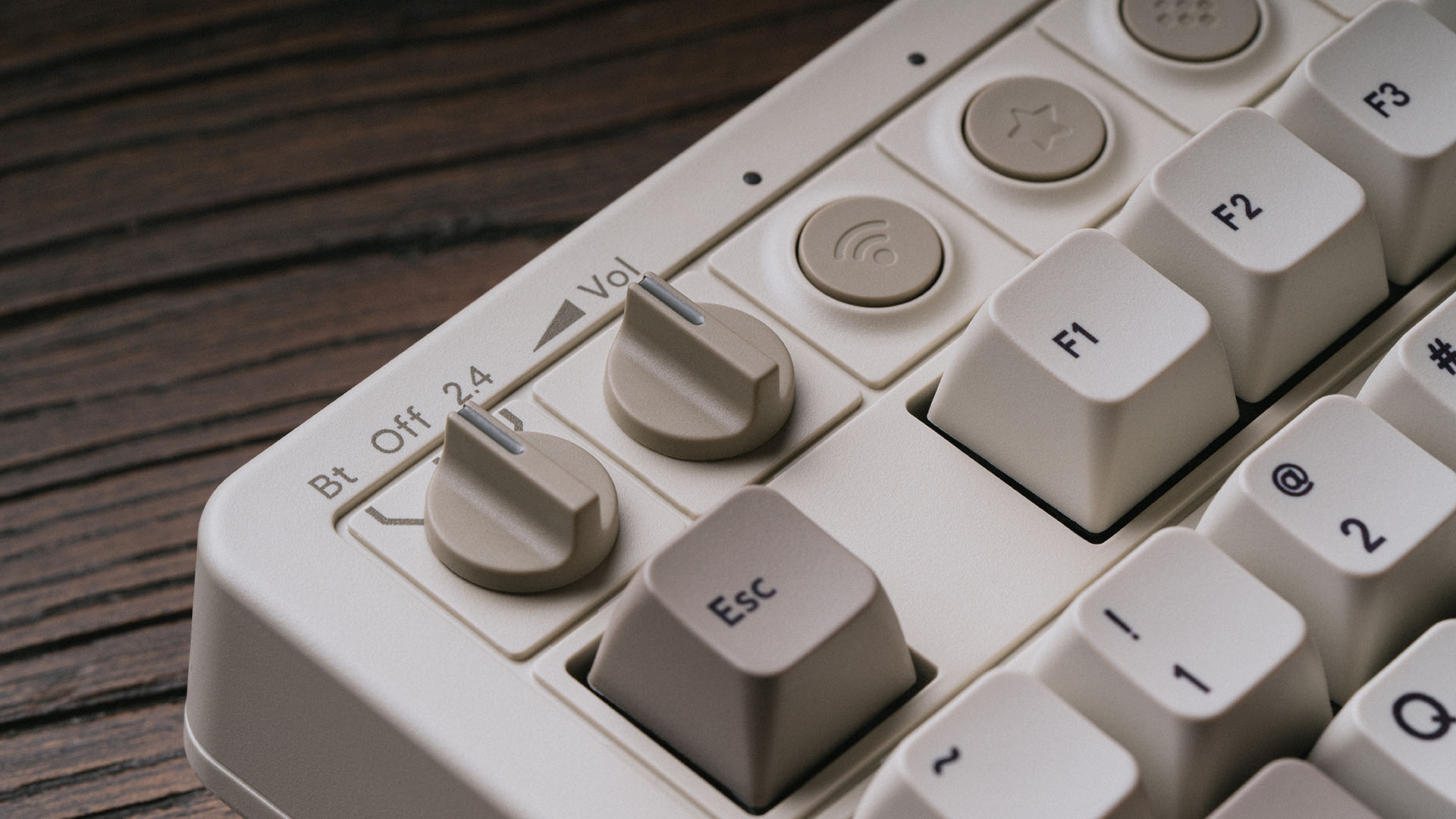 Механическая клавиатура 8BitDo M Edition — это современный вариант модели IBM Model M.
