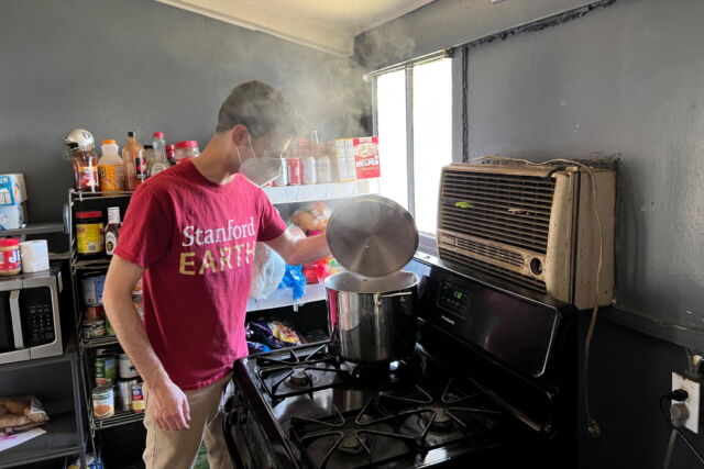 A group of Stanford researchers collect data on nitrogen dioxide pollution from gas and propane stoves in a test kitchen. 