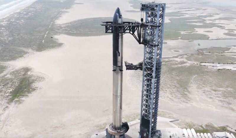 Miercuri, SpaceX a stivuit complet propulsorul Super Heavy și treapta superioară Starship pentru următorul zbor de testare al mega-rachetei din sudul Texasului.