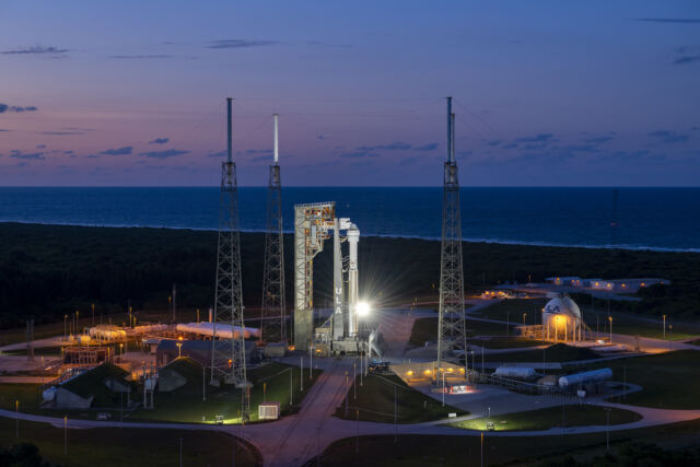 El cohete Atlas V de United Launch Alliance y la nave espacial Starliner de Boeing en la Estación de la Fuerza Espacial de Cabo Cañaveral, Florida.
