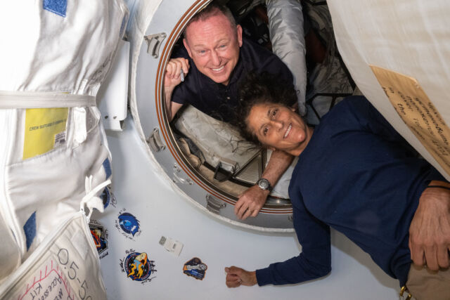 Astronauții NASA Butch Wilmore și Suni Williams la bordul Stației Spațiale Internaționale.