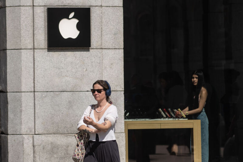 Apple punishes women for same behaviors that get men promoted, lawsuit says
