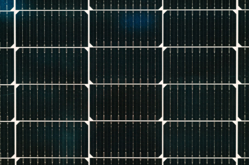 Imagen de una célula solar que muestra silicio negro oscuro y cableado plateado.