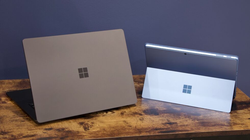 Surface Laptop 7 (kiri) dan Surface Pro 11 (kanan) tampak serupa atau identik dengan pendahulunya yang didukung Intel dari luar. 