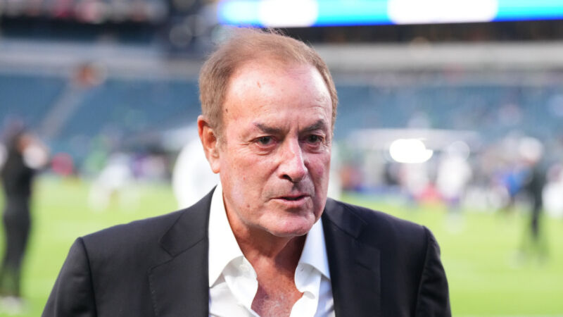 Al Michaels se uită înainte de meciul dintre Minnesota Vikings și Philadelphia Eagles la Lincoln Financial Field pe 14 septembrie 2023 în Philadelphia, Pennsylvania.