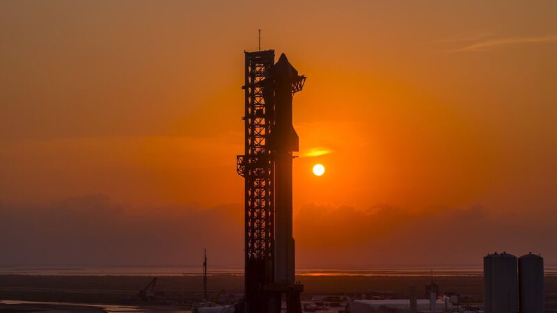 No início de junho, o quarto foguete de voo de teste Starship em grande escala aguarda o lançamento da Starbase, a base de lançamento da empresa no sul do Texas.
