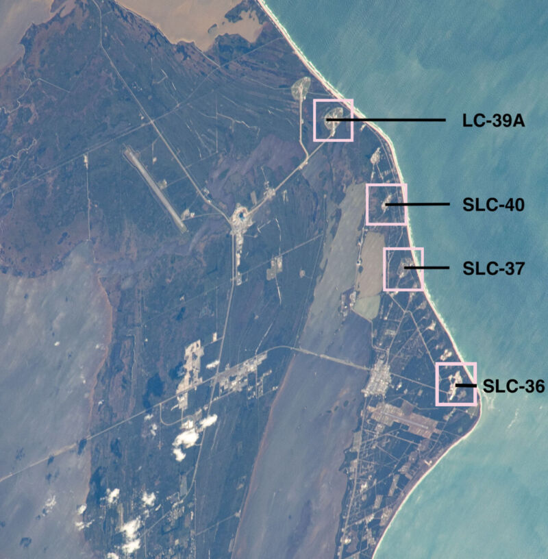 SpaceX lanza cohetes Falcon 9 desde la plataforma 39A en el Centro Espacial Kennedy de la NASA y desde la plataforma 40 en la Estación Espacial de Cabo Cañaveral.  La compañía planea desarrollar la infraestructura para lanzar cohetes Starship en Pad 39A y Pad 37. United Launch Alliance lanza cohetes Vulcan y Atlas 5 desde Pad 41, y Blue Origin basará su cohete New Glenn en Pad 36.