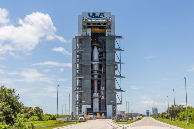 Un cohete Atlas V está completamente apilado dentro del hangar de ULA en la Estación Espacial de Cabo Cañaveral, Florida, antes de la misión final del cohete para la Fuerza Espacial de EE. UU.