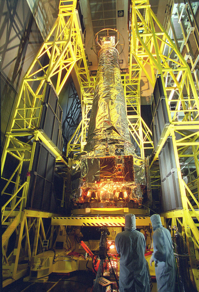 Technici van de satellietfaciliteit van TRW in Redondo Beach, Californië, inspecteren het Chandra X-ray Observatory in de testkamer vóór de lancering in 1999.