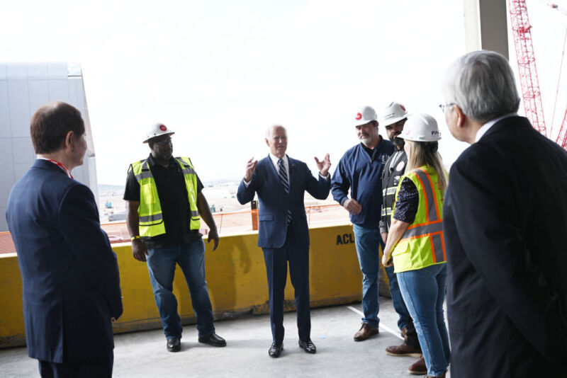 Biden rushes to avert labor shortage with CHIPS act funding for workers |  Ars Technica