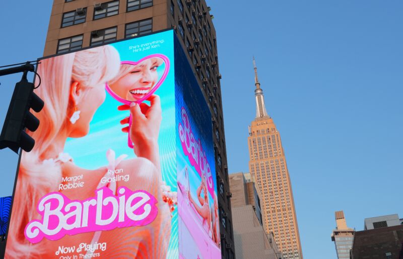 Un panou publicitar digital care afișează un afiș al filmului Barbie este văzut în New York pe 24 iulie 2023. 