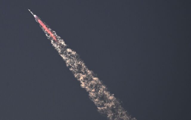 O foguete Starship da SpaceX decola da Starbase durante seu segundo vôo de teste em Boca Chica, Texas, em 18 de novembro de 2023.