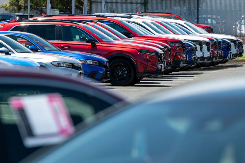 Auto's opgesteld, schuin op een rij weergegeven, in een autoshowroom.