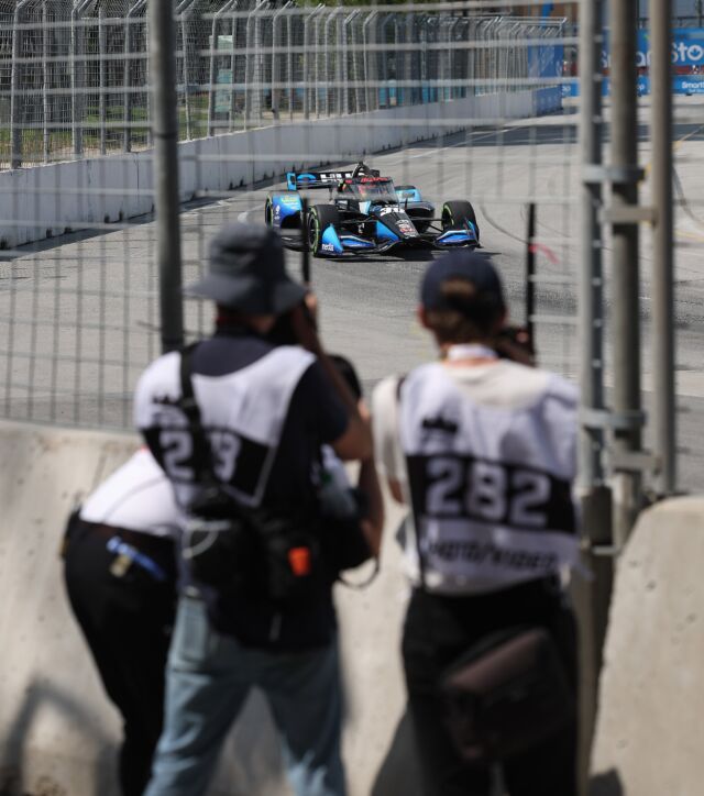 Veel van de fotografen die je op het circuit ziet werken, fotograferen namens teams of fabrikanten.