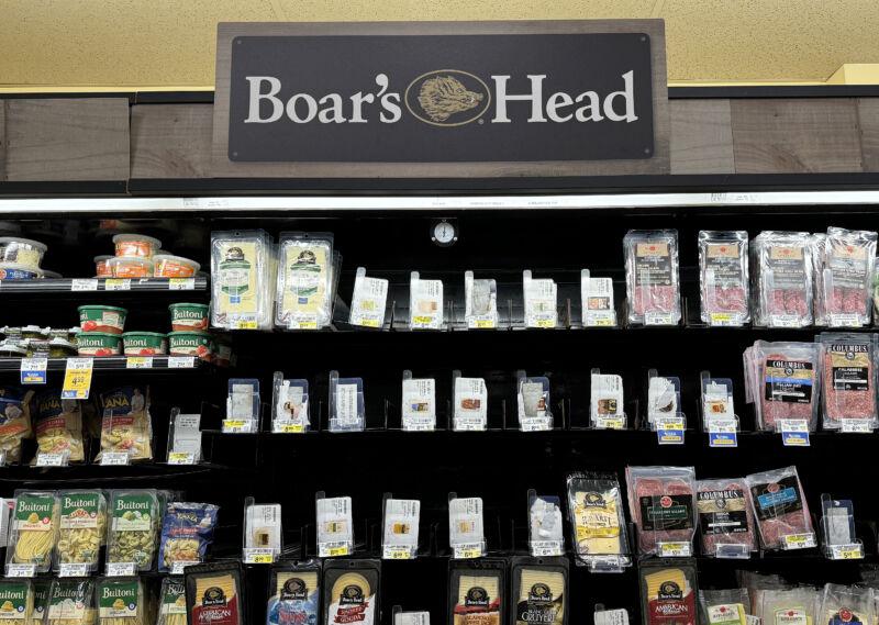 Rafturile stau goale acolo unde carnea Boar's Head sunt de obicei expuse la un magazin Safeway pe 31 iulie 2024, în San Anselmo, California. 