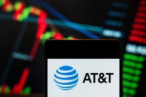 Infrastruktur des Kupfertelefonnetzes von AT&T und alte Telefonmasten