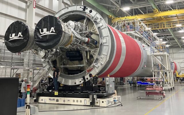 Dos motores BE-4 instalados en el tercer cohete Vulcan de ULA, cuyo lanzamiento está previsto para antes de fin de año en una misión para la Fuerza Espacial de Estados Unidos.