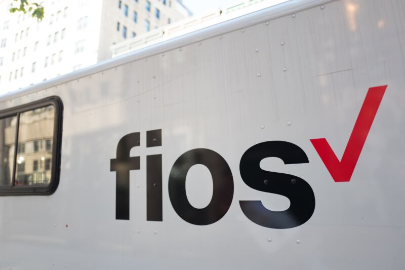 A Verizon service truck with a FiOS logo printed on the side.