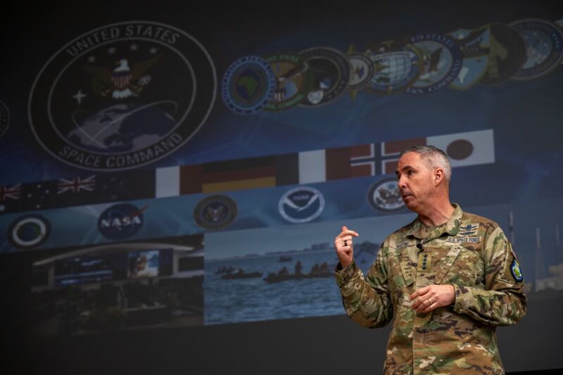 Generaal Stephen Whiting, commandant van het US Space Command, spreekt eerder dit jaar op Peterson Space Force Base in Colorado.