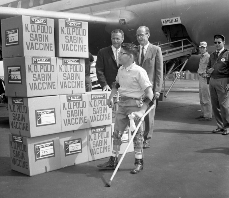 Victima poliomielitei Larry Montoya se află la aeroport pentru sosirea cazurilor de vaccin, care au fost distribuite în cadrul campaniei KO Polio, 5 septembrie 1962.