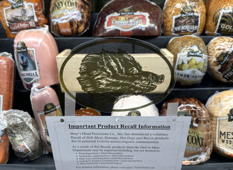 O notificare de rechemare este postată lângă cărnurile Boar's Head care sunt expuse la un magazin Safeway pe 31 iulie 2024, în San Rafael, California.