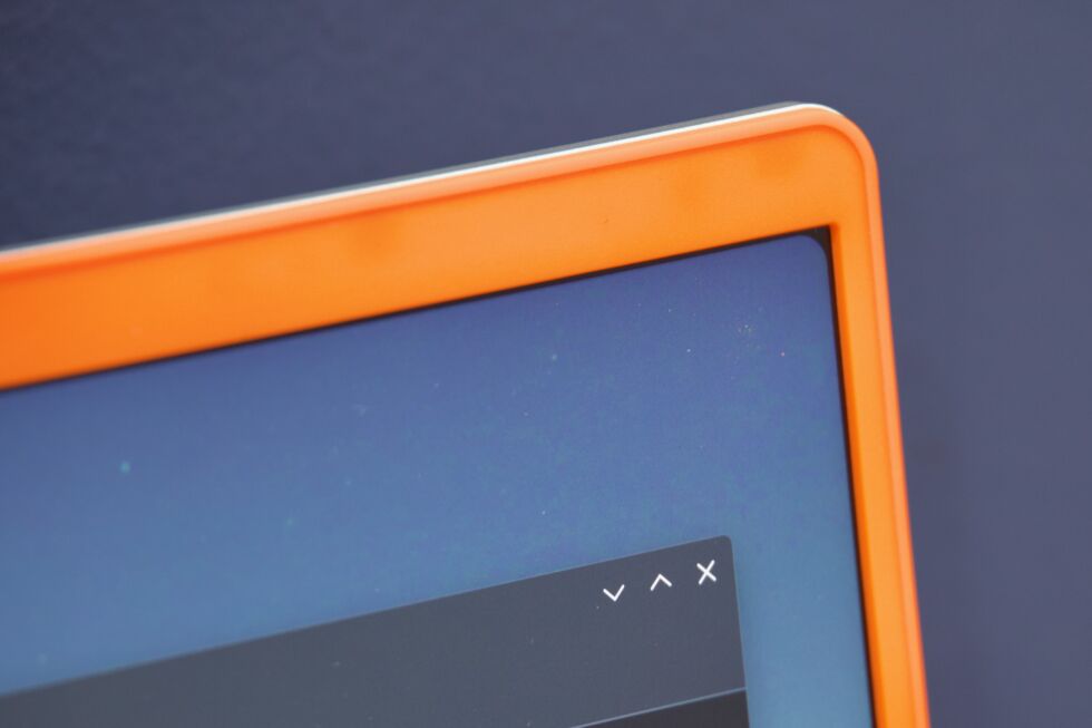 The new framework display panel has gently rounded corners that both Windows and Linux operating systems treat as small dead areas. The practical impact is negligible.
