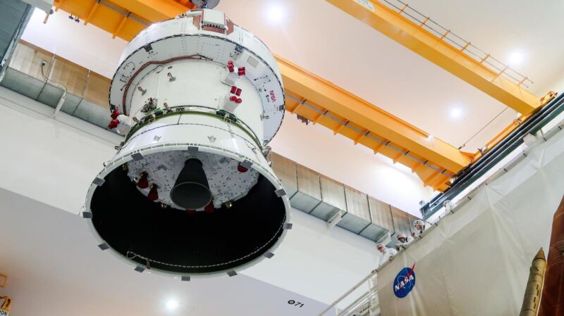 Het Orion-ruimtevaartuig voor de Artemis II-missie, bestaande uit bemannings- en servicemodules, wordt op 4 april 2024 in een vacuümtestkamer in het Kennedy Space Center van NASA in Florida gehesen.