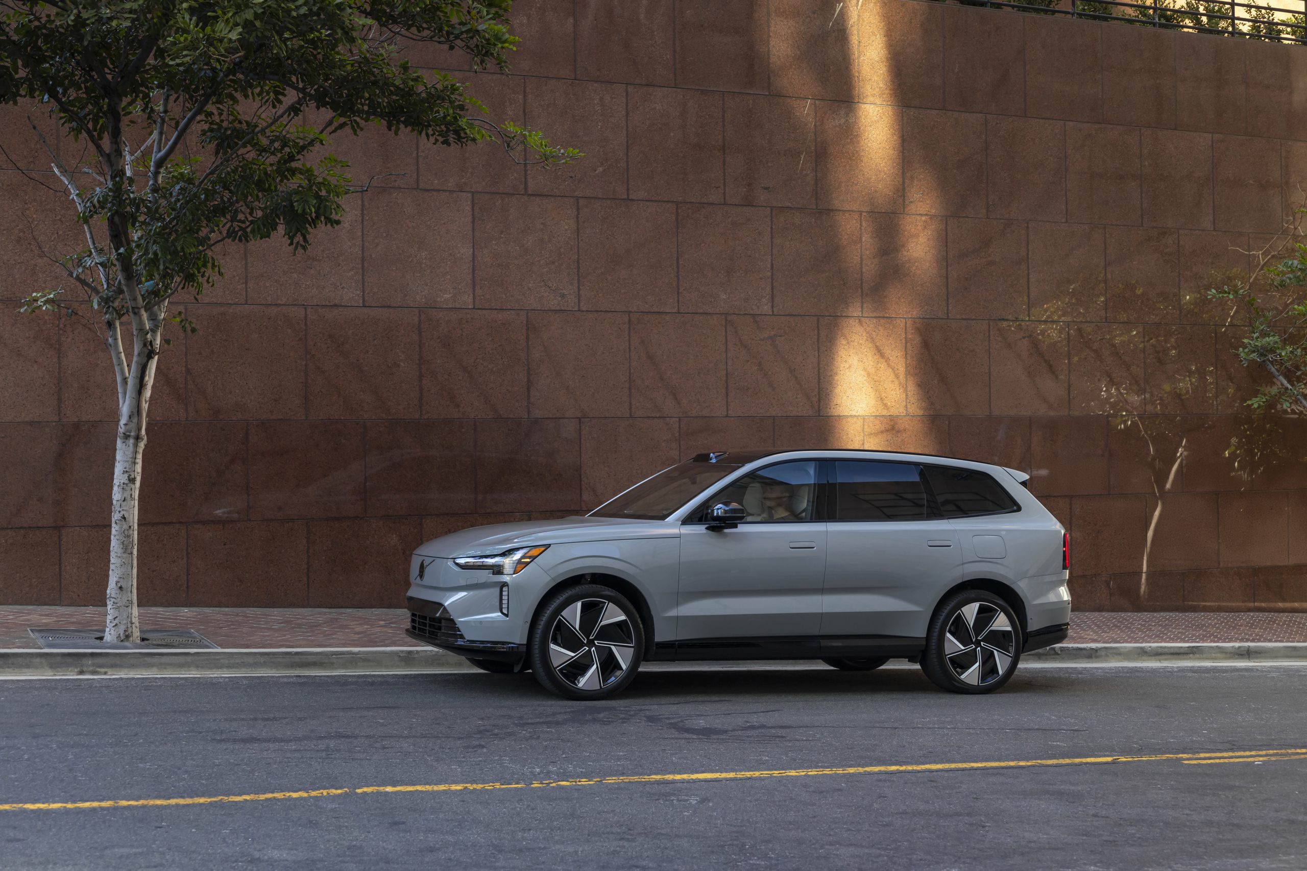 A Volvo EX90 in profile