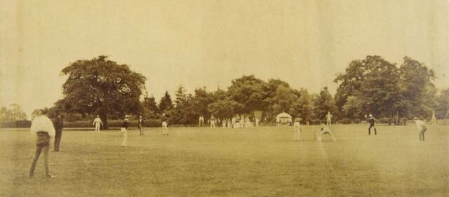 Prima fotografie înregistrată a unui meci de cricket făcută pe 25 iulie 1857 de Roger Fenton.