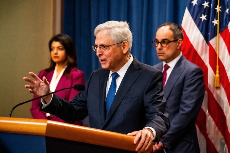 De Amerikaanse procureur-generaal Merrick Garland spreekt op een persconferentie terwijl hij achter een lessenaar staat.