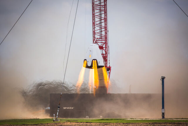 2015 年，在載人龍飛船原型上使用 SuperDraco 推進器進行了懸停測試。