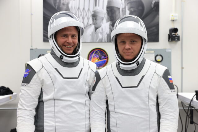 Astronot NASA Nick Hague dan kosmonot Rusia Alexander Gorbunov mengenakan pakaian bertekanan SpaceX.