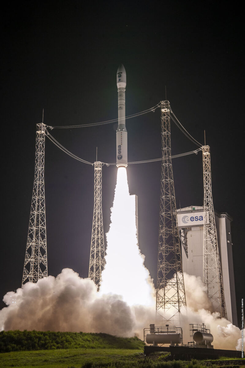 Ultima rachetă Vega se îndepărtează de rampa de lansare din Kourou, Guyana Franceză.